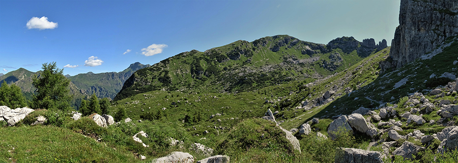 Salendo a dx nella Valle dei mughi per la Bocchetta con d fronte la Corna Grande e a dx la 'Falesia dell'Era Glaciale